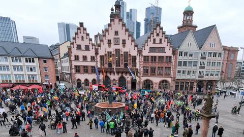 Hunderte Menschen stehen mit Plakaten auf dem Römerberg, im Hintergrund das Rathaus. 