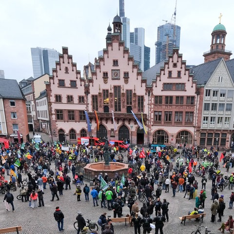 Hunderte Menschen stehen mit Plakaten auf dem Römerberg, im Hintergrund das Rathaus. 