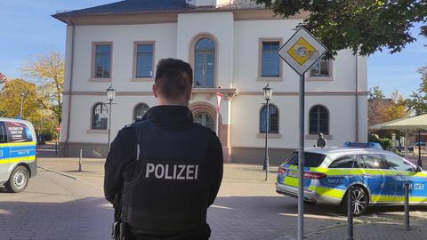 Polizeikräfte vor Rathaus in Biblis