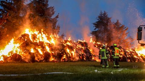 Rund 200 Strohballen brannten in der Nacht bei Lauterbach. 