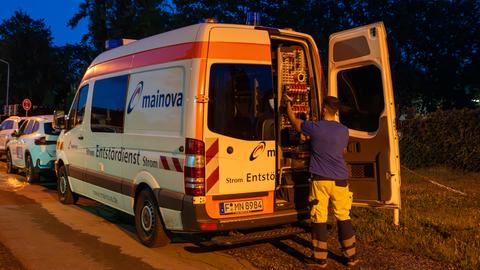 Mitarbeiter und Auto mit Aufschrift "Entstördienst" 