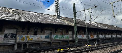 Strommast ragt aus Gebäudedach in Fulda 