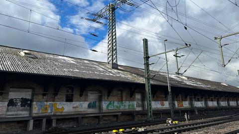 Strommast ragt aus Gebäudedach in Fulda 