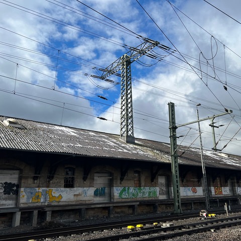 Strommast ragt aus Gebäudedach in Fulda 