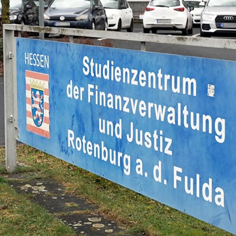 Schild mit Aufschrift "Studienzentrum der Finanzverwaltung und Justiz Rotenburg an der Fulda"