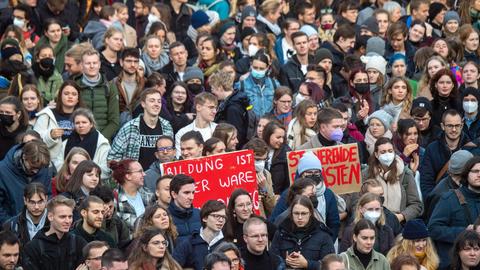 November 2022: Studierende demonstrierten auf dem Gelände einer Uni gegen steigenden Kosten.