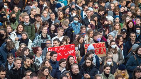 November 2022: Studierende demonstrierten auf dem Gelände einer Uni gegen steigenden Kosten.