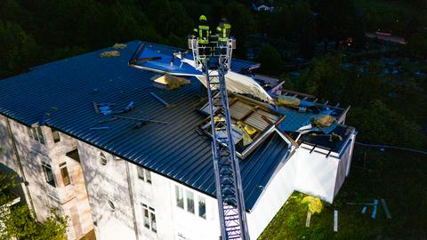 Feuerwehrleute im Einsatz wegen eines abgedeckten Daches in Ober-Ramstadt