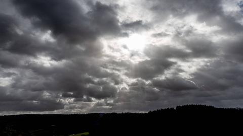 Dunkle Wolken türmen sich über den Groß-Umstädter Weinbergen auf.