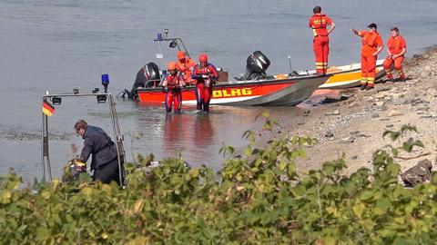 Rettungskräfte von DLRG und Polizei suchen im Rhein bei Rheindürkheim nach zwei Kindern, die zum Baden in einen Strudel geraten und untergegangen waren.