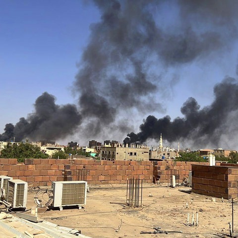 links im Bild aus dem Kriegsgebiet Sudan, rechts das Läuferpaar