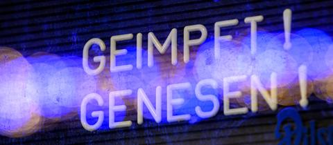 Einlass nur für Geimpfte und Genesene - dieses Schild weist vor einer Bar auf die 2G-Regel hin.