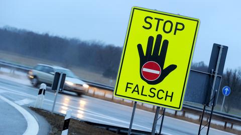 Schild an der Autobahn mit der Aufschrift "Stop Falsch", das Falschfahrer verhindern soll.