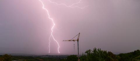 Ein Blitz schlägt am Morgen bei einem Gewitter im Taunus nordwestlich von Eltville am Rhein im Rheingau-Taunus-Kreis ein (Archivbild).