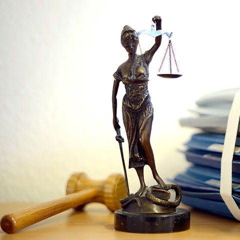 Justizia und Gerichtsakten (picture alliance / dpa)