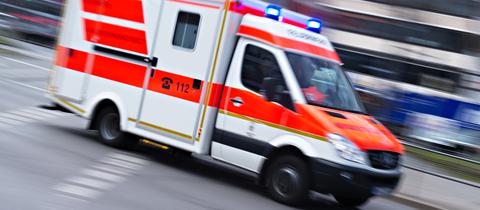 Ein Rettungswagen in schneller Fahrt (mit Bewegungsunschärfe)