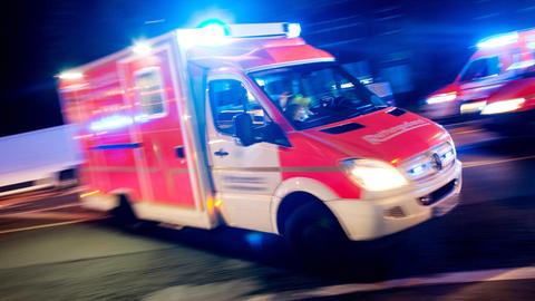 Einsatzfahrt eines Krankenwagens in der Nacht