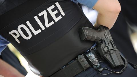 Ein hessischer Polizist in Uniform mit Dienstwaffe.