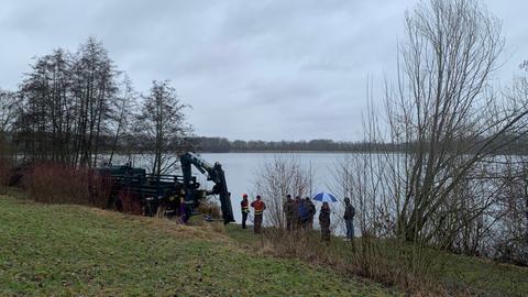 Im Sachsensee nahe Hungen sucht die Polizei nach den sterblichen Überresten eines seit 2016 Vermissten.