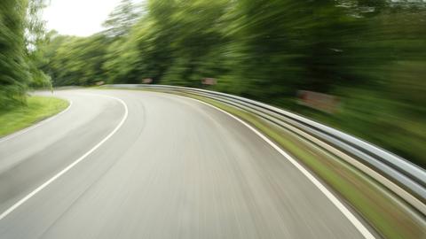 Symbolfoto: Eine Landstraße aus Fahrerperspektive.