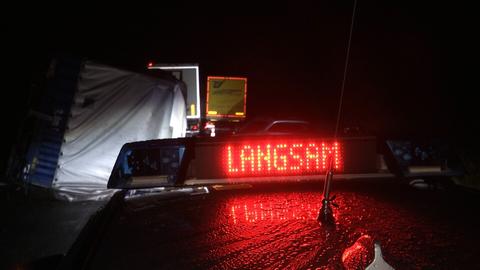 Leuchtschrift "Langsam" auf einem Polizeiwagen im Einsatz.