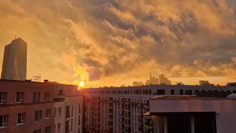 Ein eindrucksvoller Sonnenuntergang im Frankfurter Ostend. 