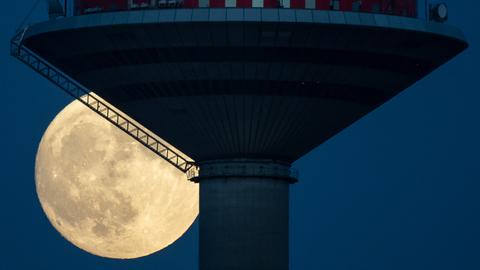 Der besonders große Mond kommt hinter dem Ginnheimer Spargel hervor.