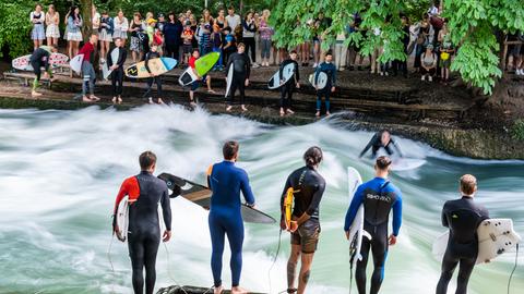 Surfer und Schaulustige auf dem Eisbach in München