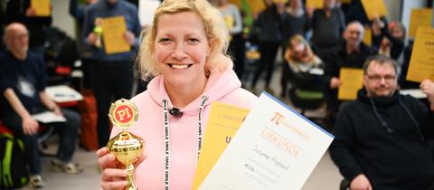 Susanne Hippauf zeigt ihren Pokal
