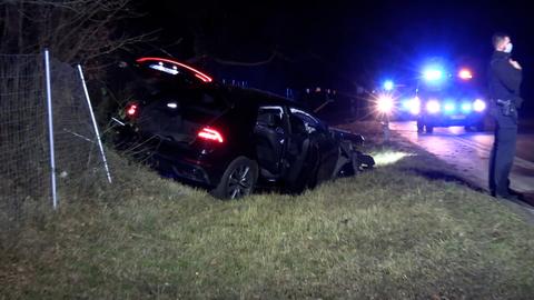 Luxus-SUV im Straßengraben nach einem Unfall bei Neu-Isenburg