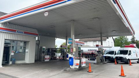 Foto einer Tankstelle, bei der einige Zapfsäulen mit roten Abstandshütchen abgesperrt sind.