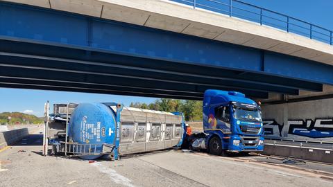 Umgestürzter Tanklaster auf der A5 bei Frankfurt