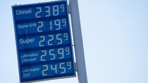 Die Anzeigetafel einer Tankstelle zeigt hohe Benzinpreise, zum Beispiel 2,389 Euro für Diesel.