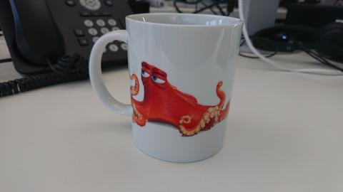 Tasse mit rotem Kraken