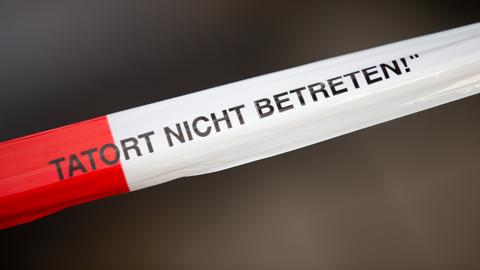 Ein Flatterband mit der Aufschrift: "Tatort nicht betreten!"