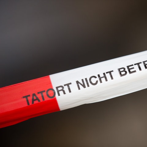 Ein Flatterband mit der Aufschrift: "Tatort nicht betreten!"