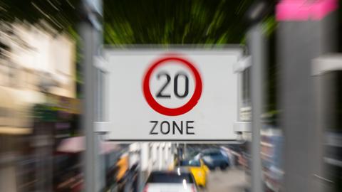 Straßenschild mit der Aufschrift "Tempo 20 Zone"