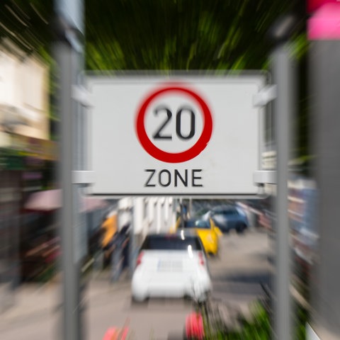 Straßenschild mit der Aufschrift "Tempo 20 Zone"