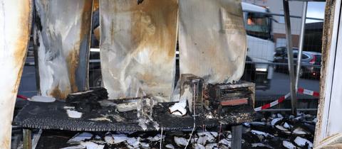 Ein Testzentrum in Groß-Zimmern ist nach einem mutmaßlichen Brandanschlag ausgebrannt. 