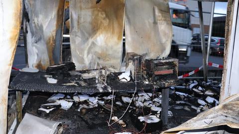 Ein Testzentrum in Groß-Zimmern ist nach einem mutmaßlichen Brandanschlag ausgebrannt. 