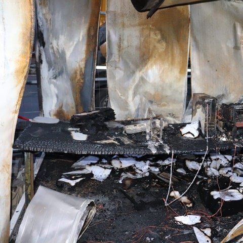 Ein Testzentrum in Groß-Zimmern ist nach einem mutmaßlichen Brandanschlag ausgebrannt. 