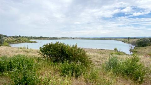 Foto eines Sees inmitten einer Landschaft