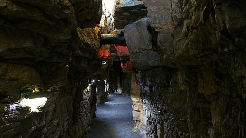 Felsige Wände in der Teufelshöhle in Steinau