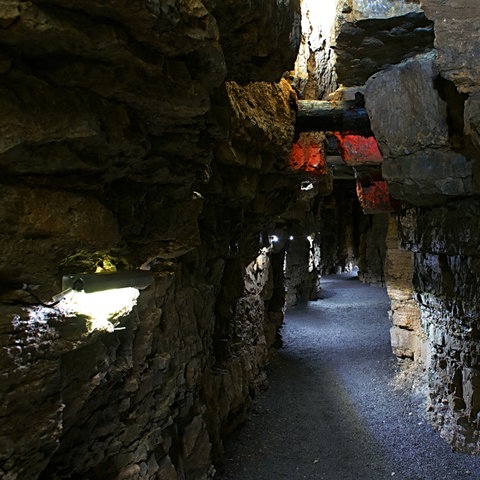 Felsige Wände in der Teufelshöhle in Steinau