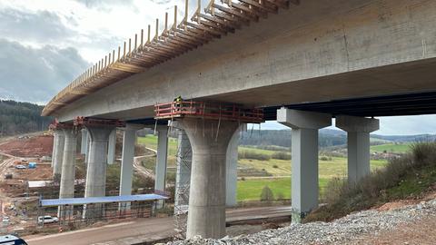 Der Rohbau der neuen Thalaubachtalbrücke steht an der Autobahn 7 bei Eichenzell im Kreis Fulda