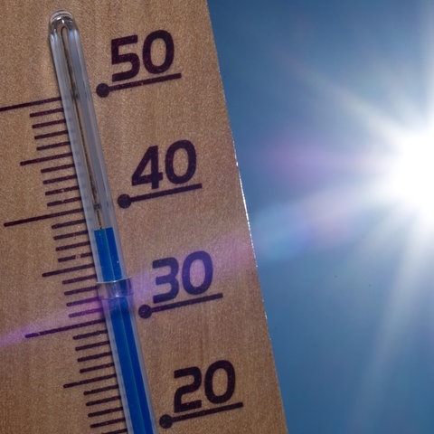 Ein Thermometer vor einer Sonne zeigt 38 Grad an