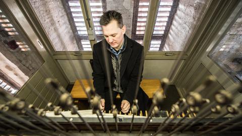 Carillon-Spieler Thomas Frank in Aktion in der Marktkirche Wiesbaden