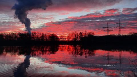 hessenschau.de-Nutzer hat am Tistrasee bei Hanau den Sonnenaufgang fotografiert.