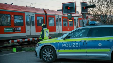 Polizeieinsatz am Bahnünbergang in Kriftel