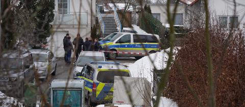 Polizeiwagen vor dem Haus der getöteten 58-Jährigen